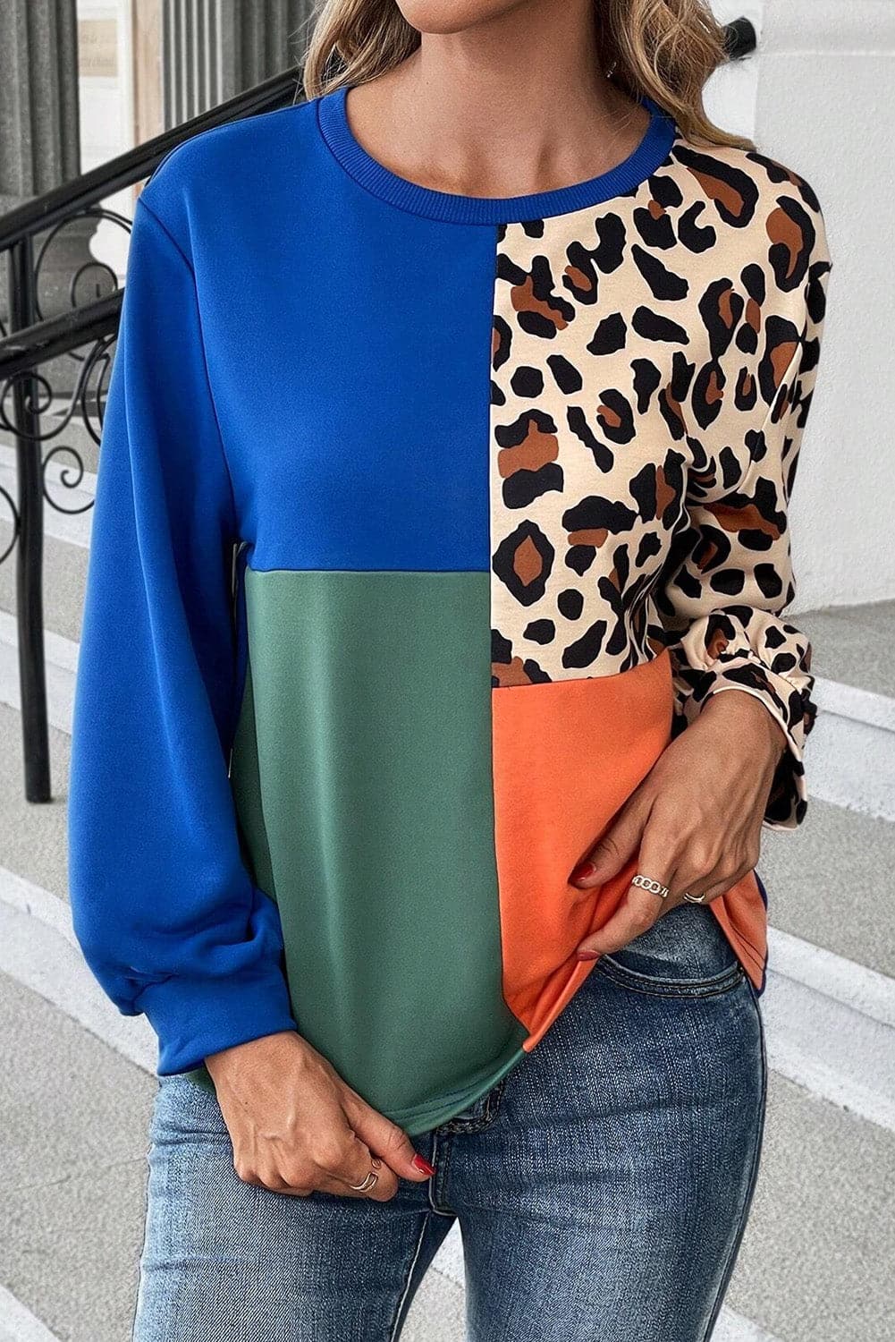 Color Block Round Neck Long Sleeve Sweatshirt.