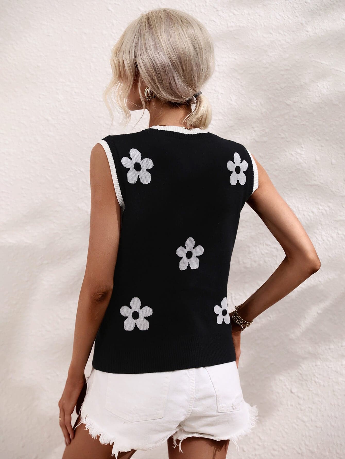 Floral Contrast Ribbed Trim Sweater Vest.