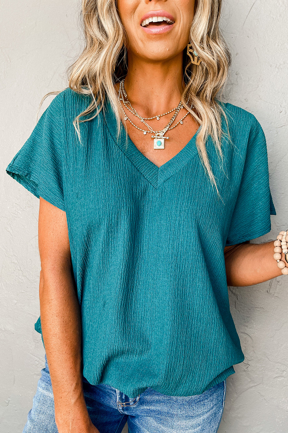 Crinkled blue sapphire V-neck T-shirt with wide sleeves