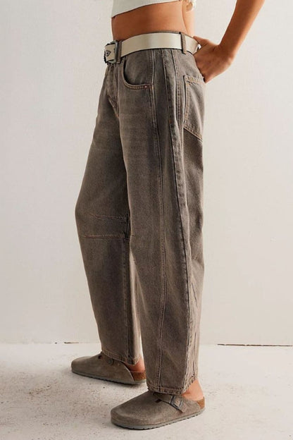 Effortlessly chic wide leg jeans with functional pockets