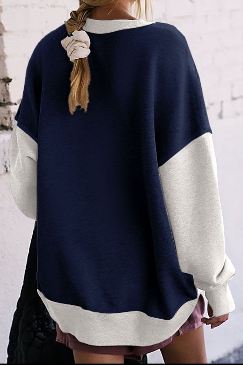 Contrast Round Neck Long Sleeve Sweatshirt.