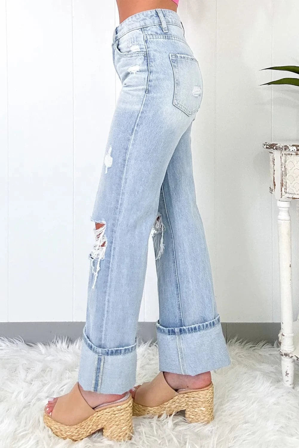 Distressed High Waist Jeans with Pockets.