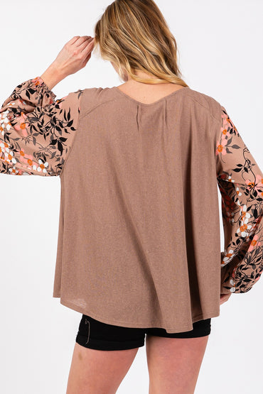 Charming floral pleated blouse with long sleeves