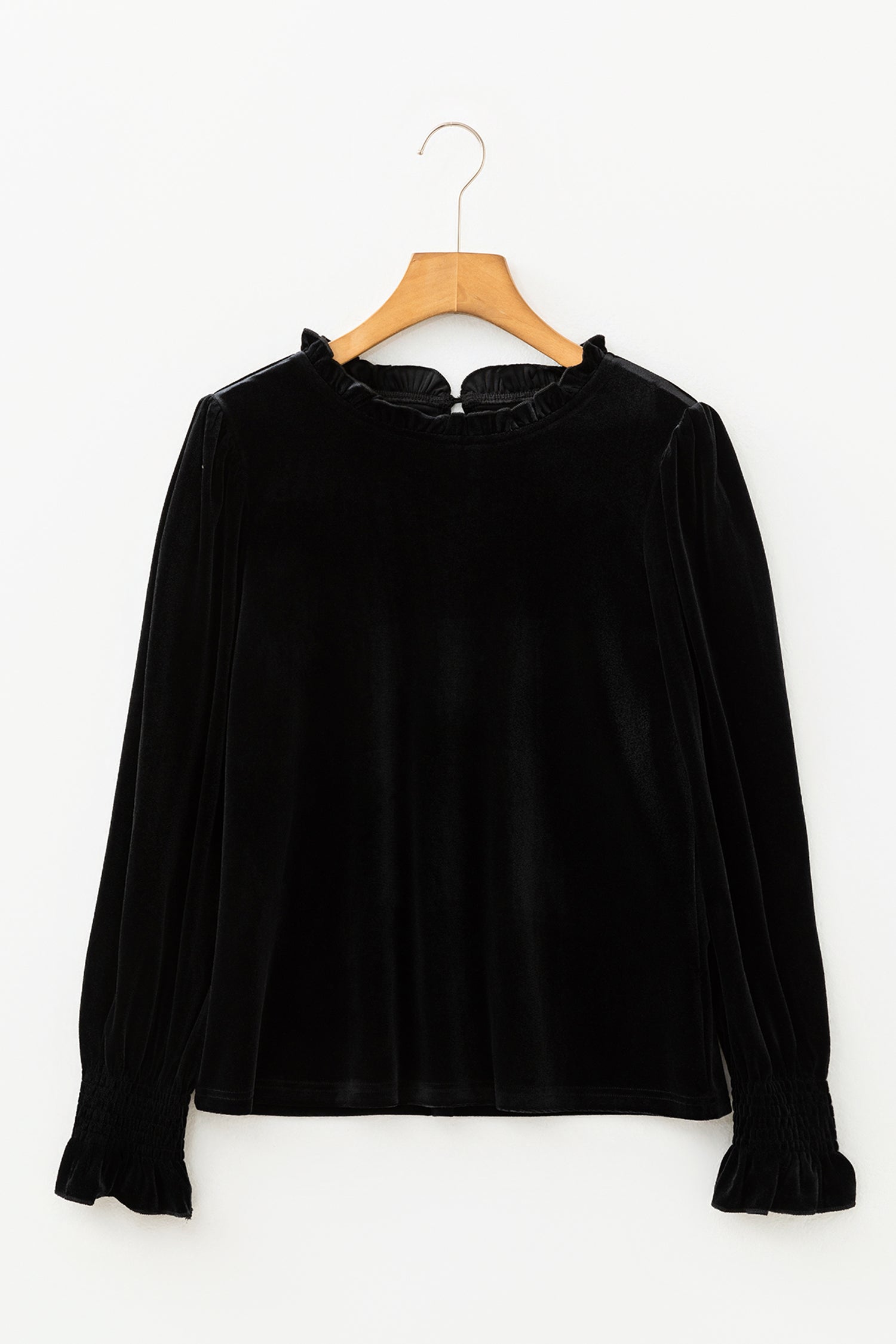 Dear-Lover Dropshipping black velvet blouse, close-up of the elegant frilled collar and soft fabric texture.