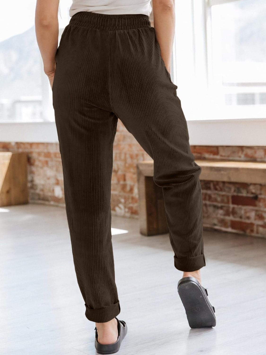 Versatile pocketed drawstring pants for effortless style