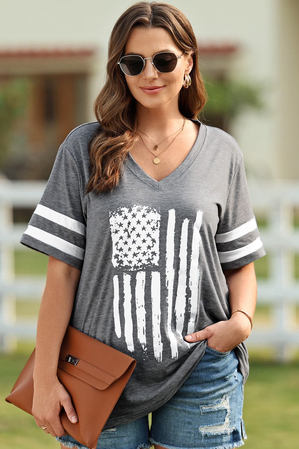 Plus Size US Flag Graphic V-Neck TeePattern type: Graphic
Style: Casual, Chic
Features: Basic style
Neckline: V-neck
Length: Regular
Sleeve length: Half sleeves
Sleeve type: Regular sleeves
Sheer: No
MLove Salve Flag Graphicplus