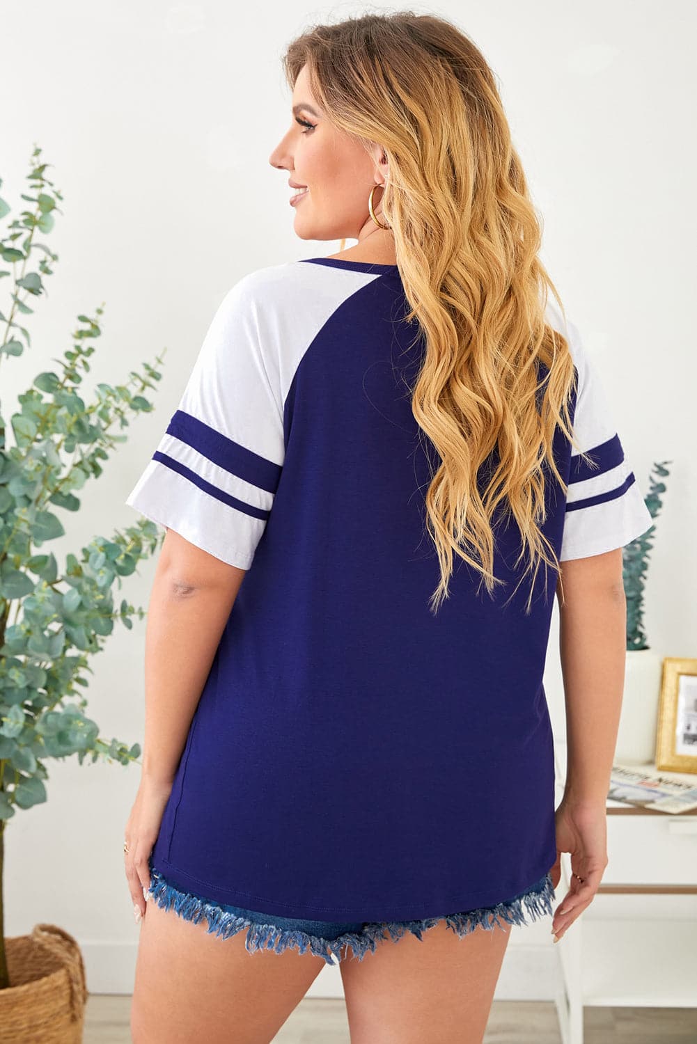 Plus Size Contrast Crisscross Tee Shirt.