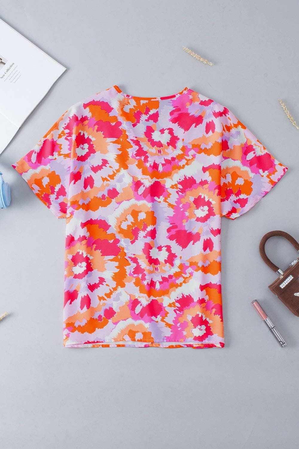 Printed V-Neck Short Sleeve BlouseUpgrade Your Style with our Printed V-Neck Short Sleeve Blouse!
 
 
Chic Design: Elevate your wardrobe with this basic yet stylish V-neck blouse featuring a trendy pLove Salve -Neck Short Sleeve BlouseShirts