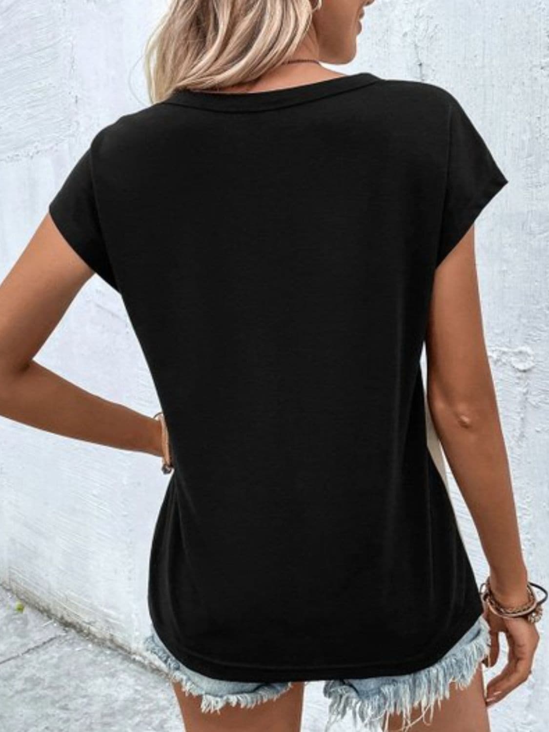 Contrast V-Neck Short Sleeve T-Shirt.