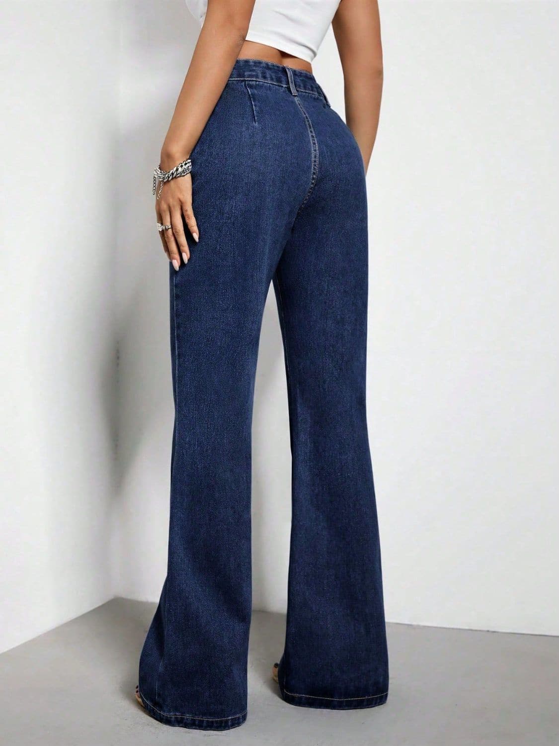 Chic high-rise bootcut jeans with practical pockets