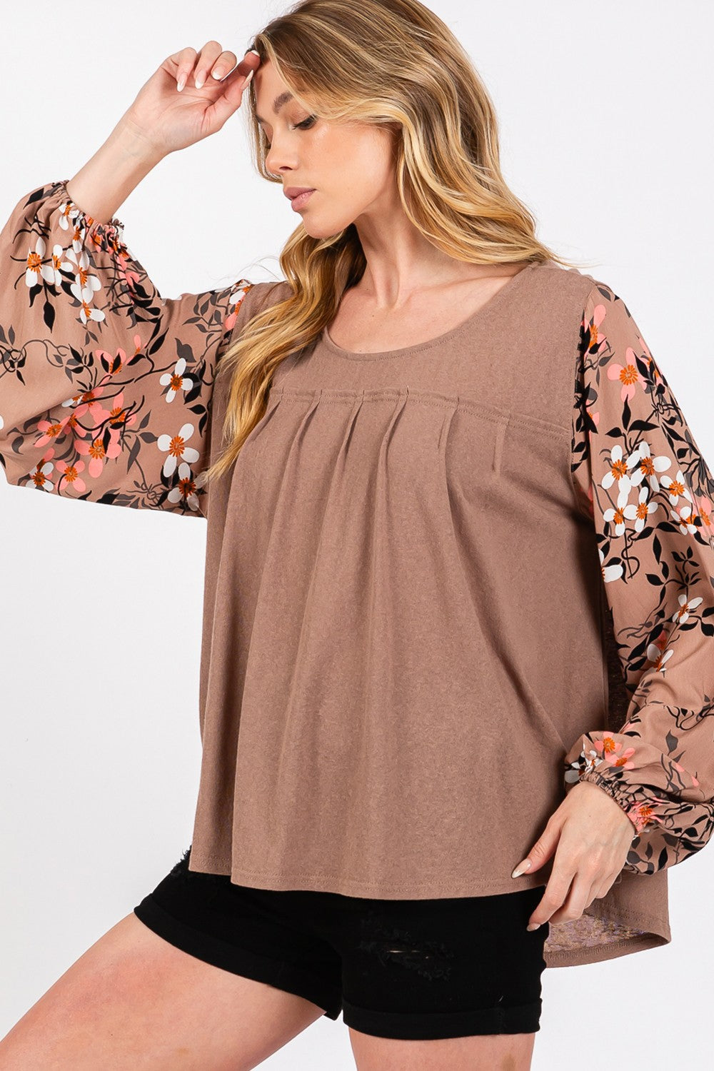 Charming floral pleated blouse with long sleeves