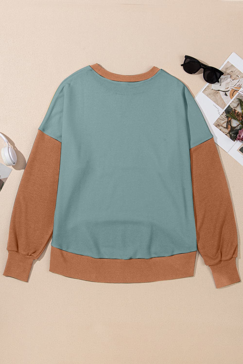 Contrast Round Neck Long Sleeve Sweatshirt.