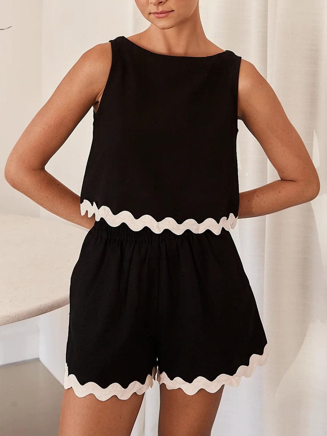 Contrast Trim Round Neck Top and Shorts Set.