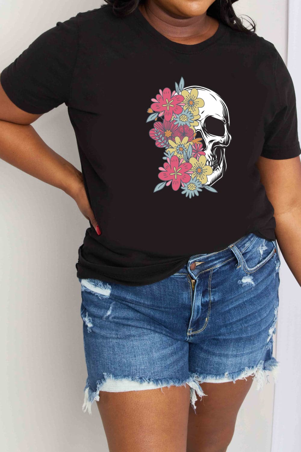 Casual cotton t-shirt with vibrant skull graphic