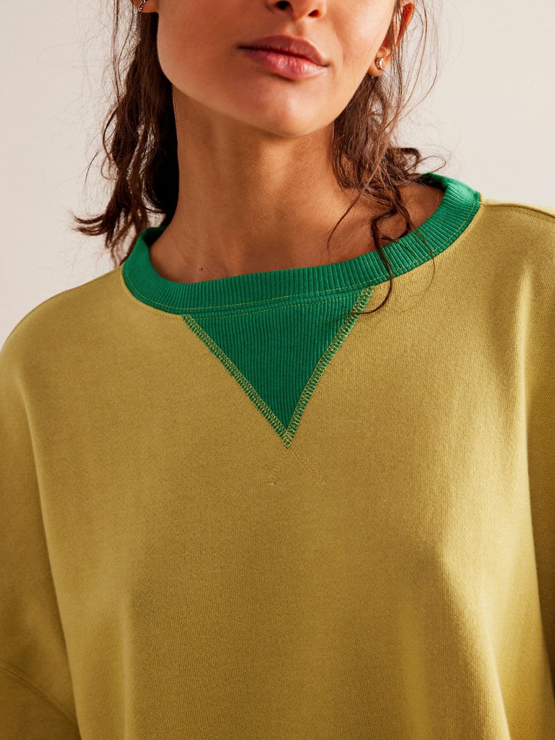 Contrast Trim Round Neck Long Sleeve Sweatshirt.