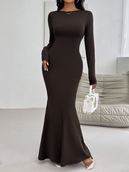 Elegant backless maxi dress with long sleeves and round neck