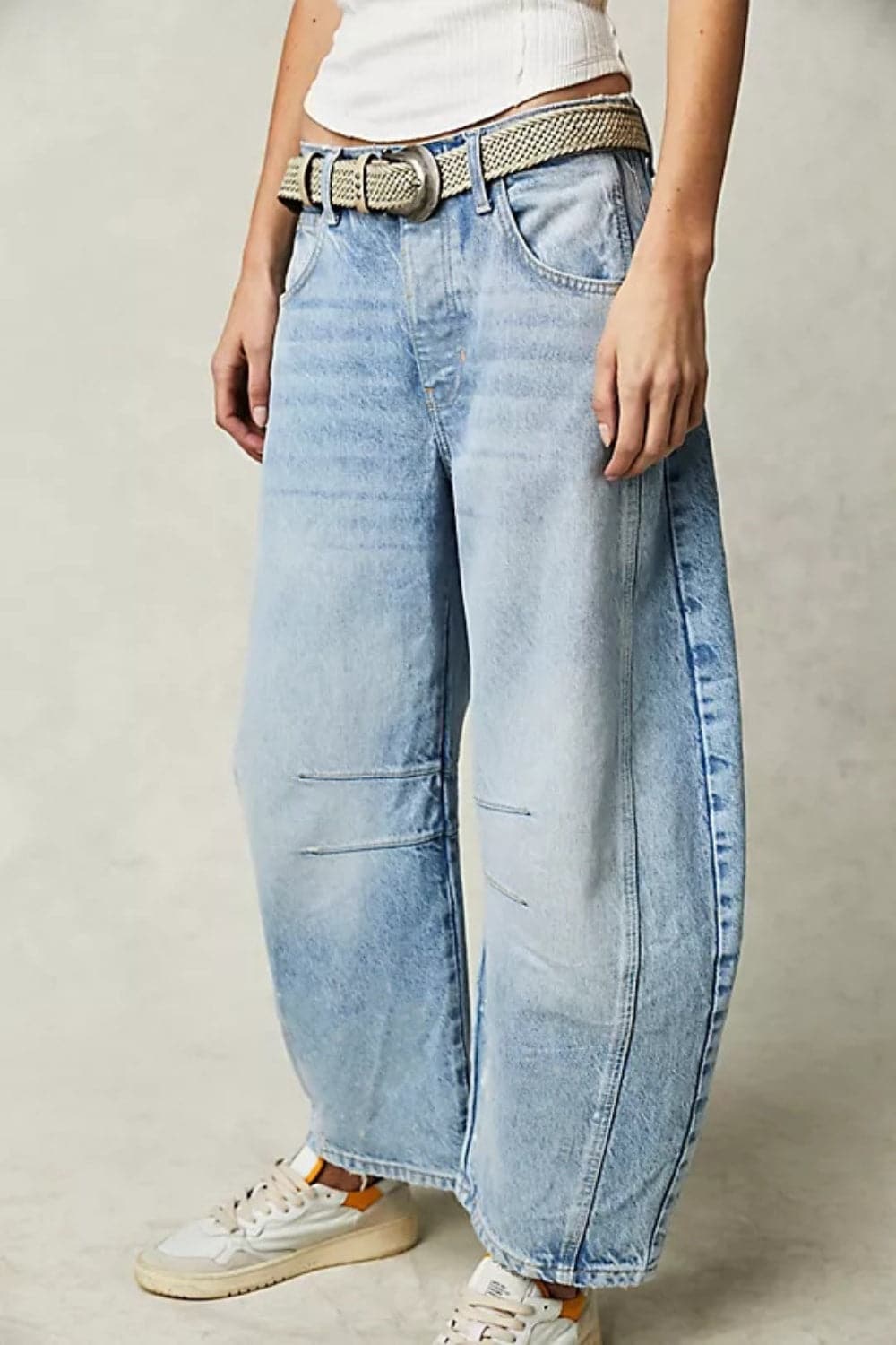 Effortlessly chic wide leg jeans with functional pockets