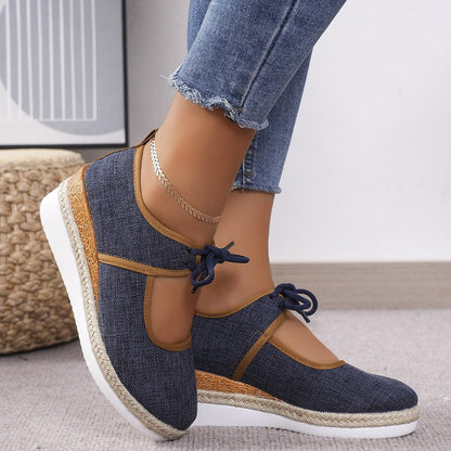 Slipper mit Keilabsatz und Cut-outs zum Binden