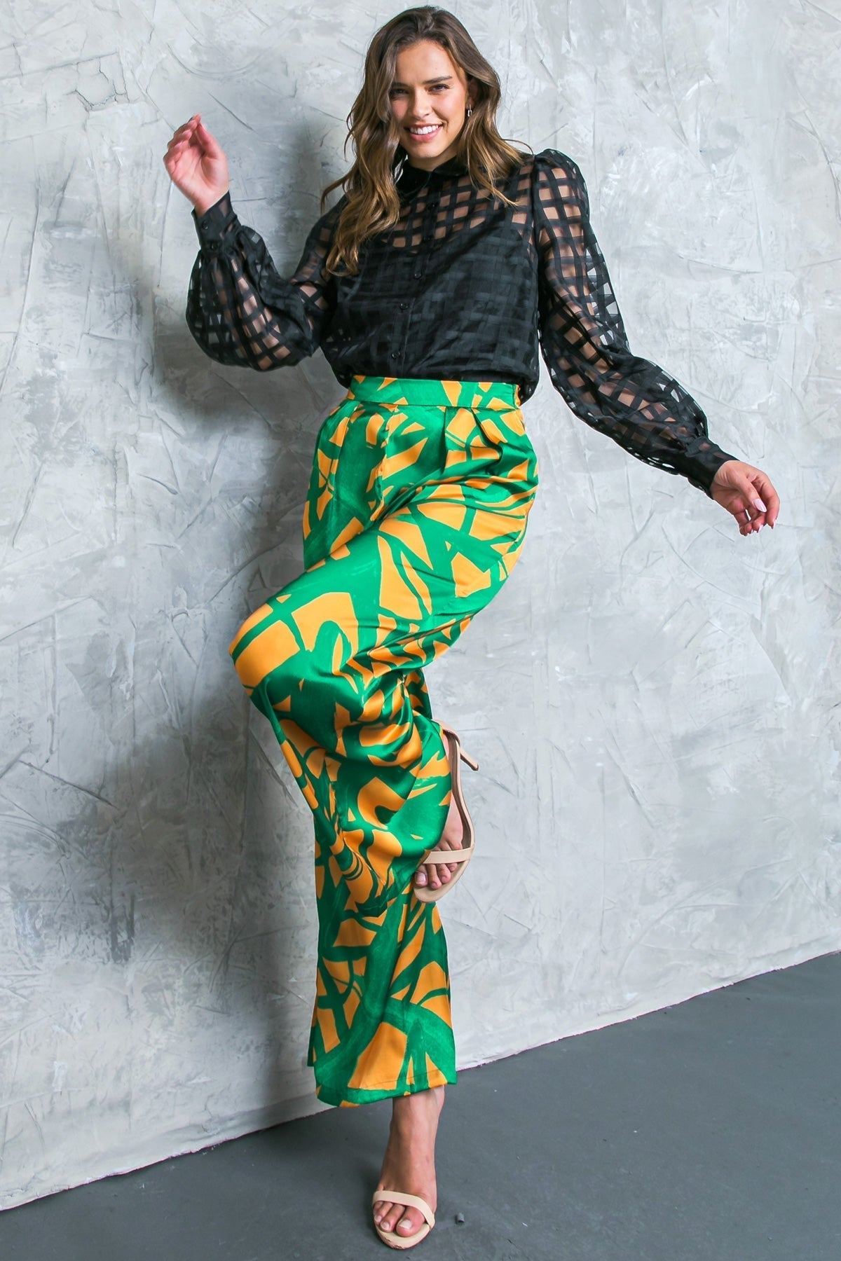 FLUTTERING ON WOVEN TOP Flying Tomato