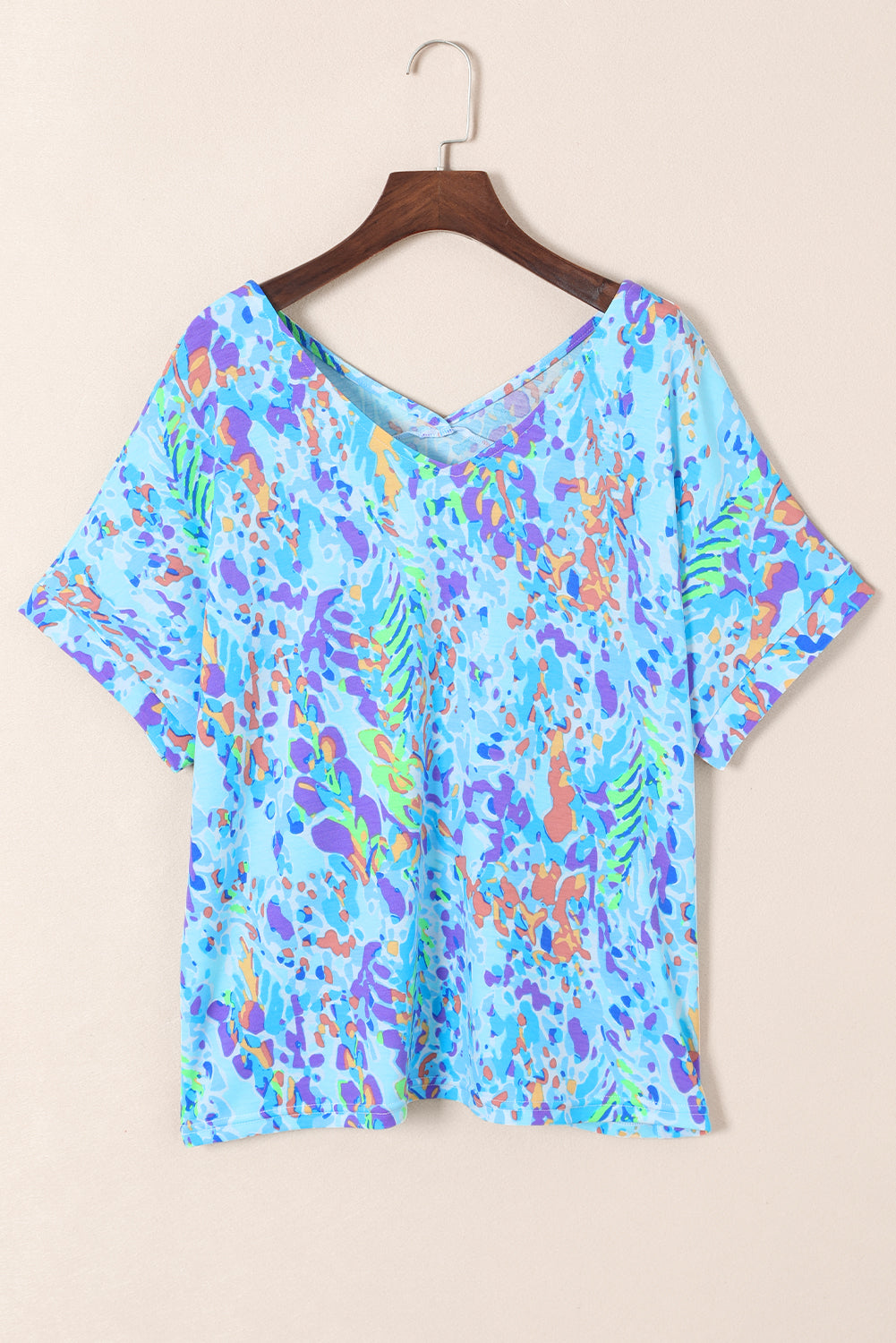 Floral elegance in sky blue: the perfect loose tee