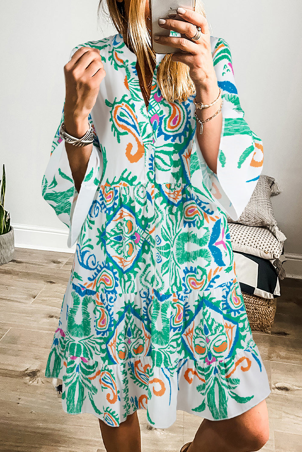 Bohemian green mini dress with buttoned bracelet sleeves