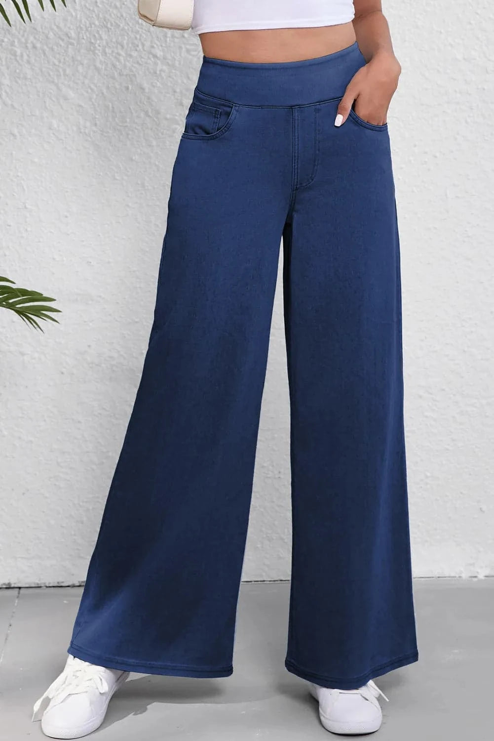 Chic wide-leg jeans with convenient pockets