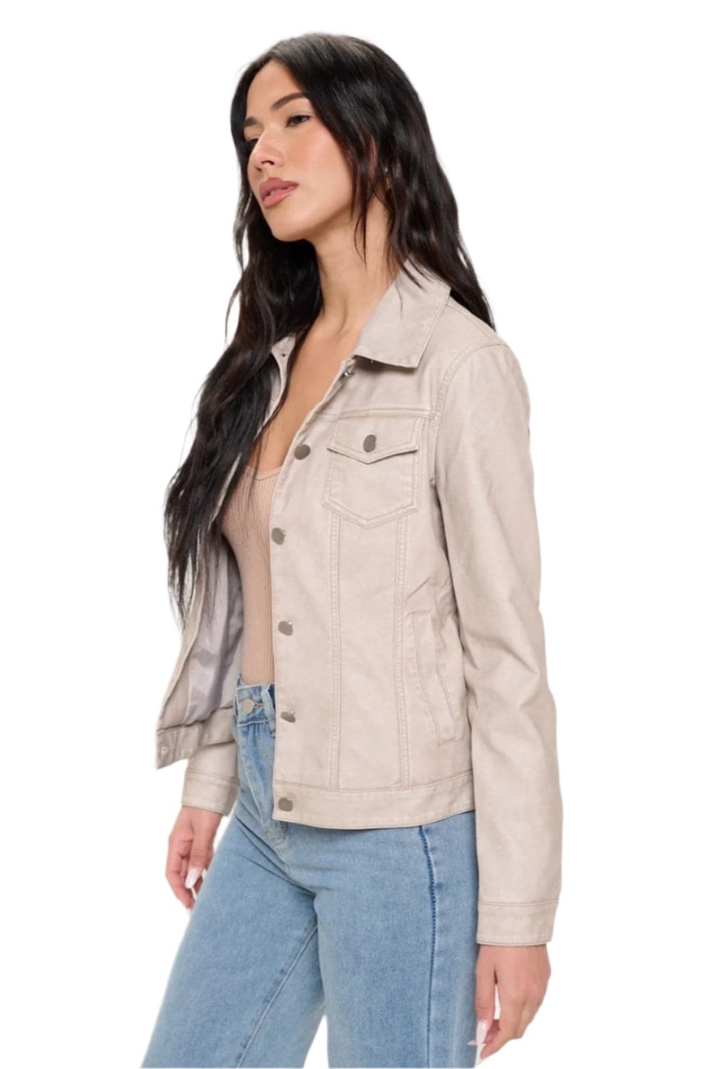 Chic cargo shacket in vegan leather for effortless spring style