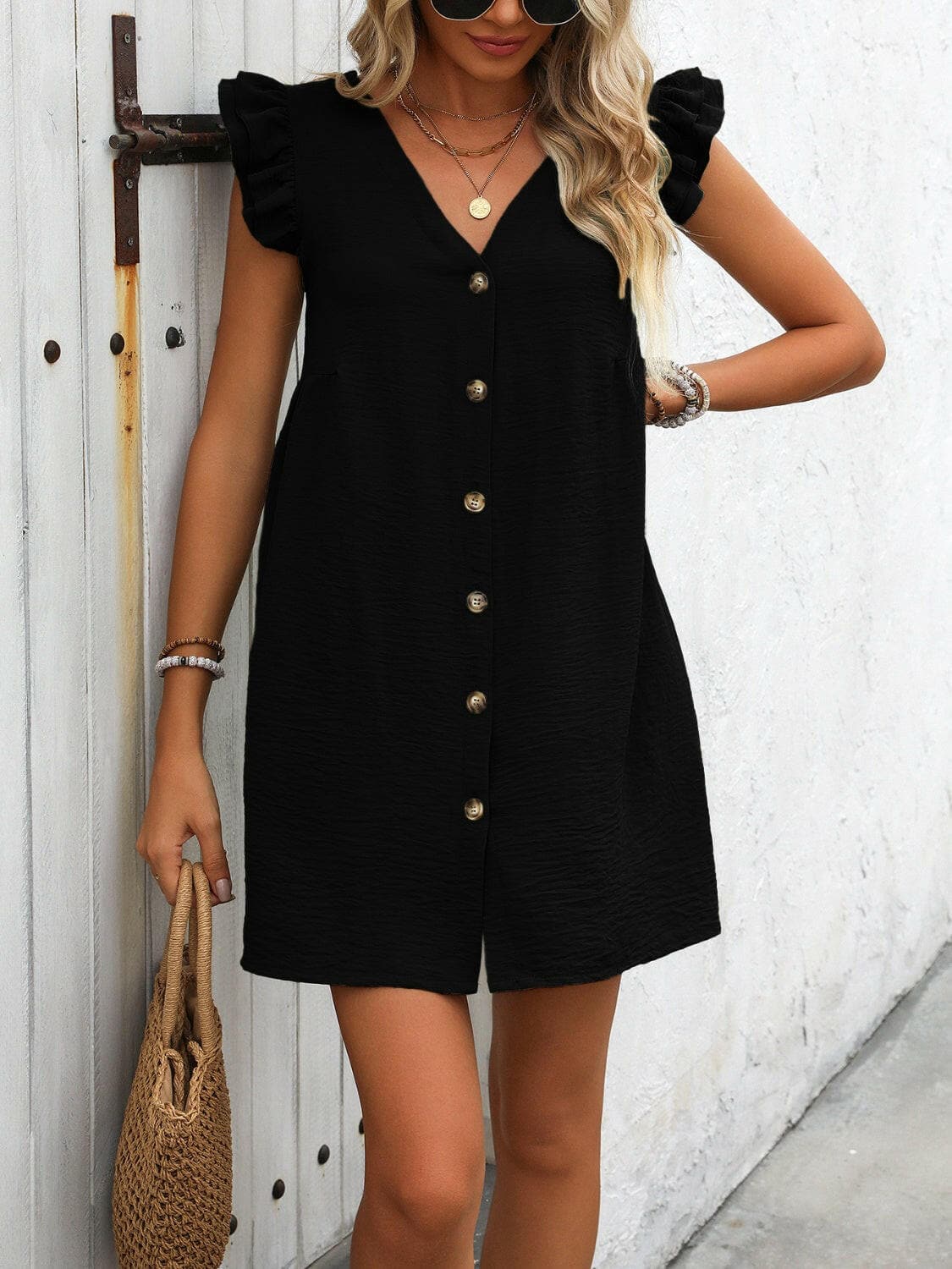 Button Up V-Neck Cap Sleeve Mini DressButton Up V-Neck Cap Sleeve Mini Dress
 
 
Chic Design: Embrace sophistication with the button-up detailing and V-neckline of this mini dress.
 
Versatile Wear: PerfLove Salve -Neck Cap Sleeve Mini Dress