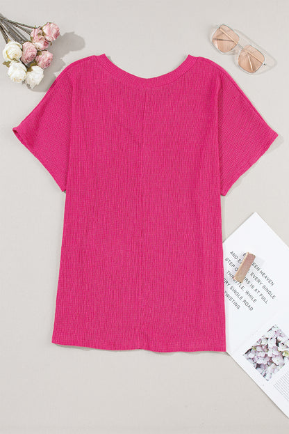 Chic crinkled v-neck t-shirt in vibrant pink with wide sleeves