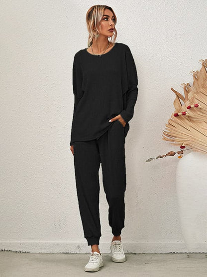 Cozy women's long-sleeve pajamas with pockets