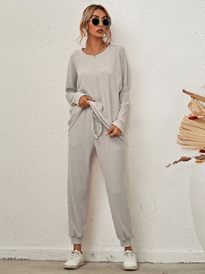 Cozy women's long-sleeve pajamas with pockets