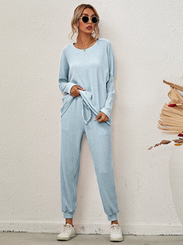 Cozy women's long-sleeve pajamas with pockets