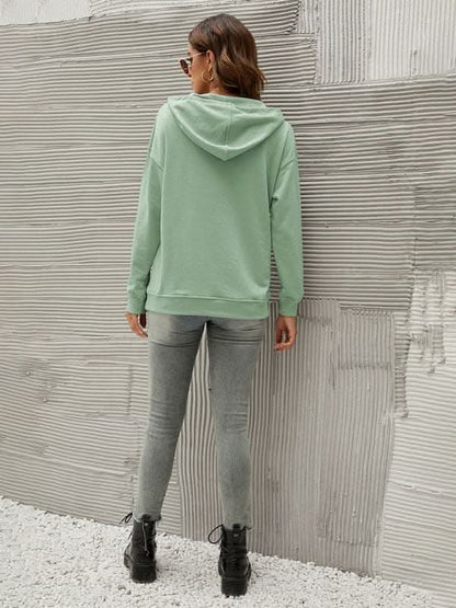 Cozy women's hoodie with pockets