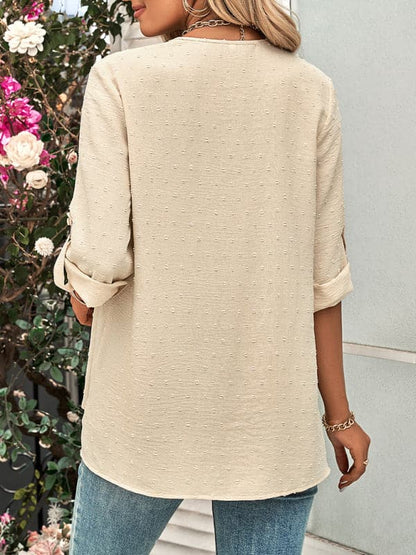 Spring and summer new women's fashion solid color loose V-neck three-quarter sleeve top.