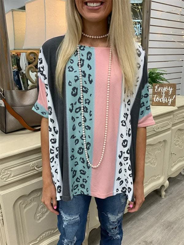 Printed half-sleeve loose casual pullover top.