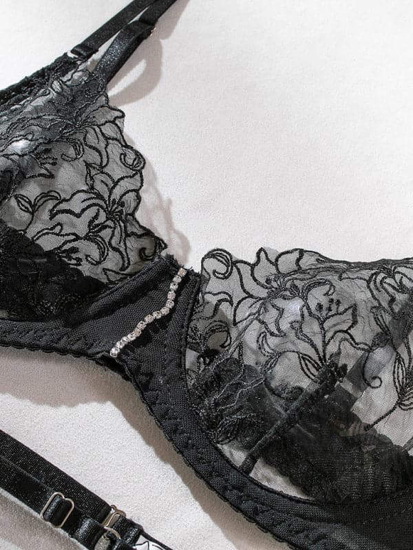 Sensual lace lingerie set - size S to L