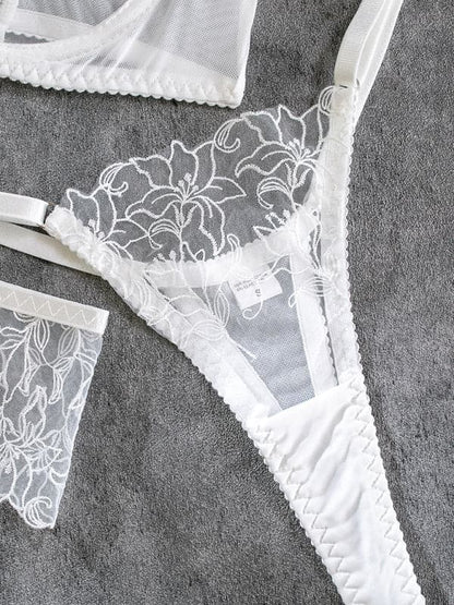 Sensual lace lingerie set - size S to L