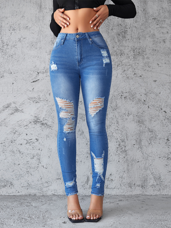 Chic ripped skinny jeans with hip lift