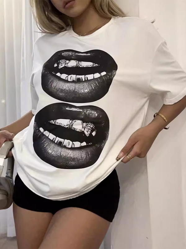 Chic lip print tee for summer