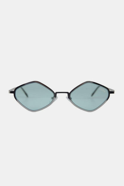 Geometric Sunglasses by Nicole Lee USAGeometric Sunglasses by Nicole Lee USA
 Elevate your accessory game with the Geometric Sunglasses by Nicole Lee USA. Designed for the modern trendsetter, these sunglLove Salve Nicole Lee USAShoes