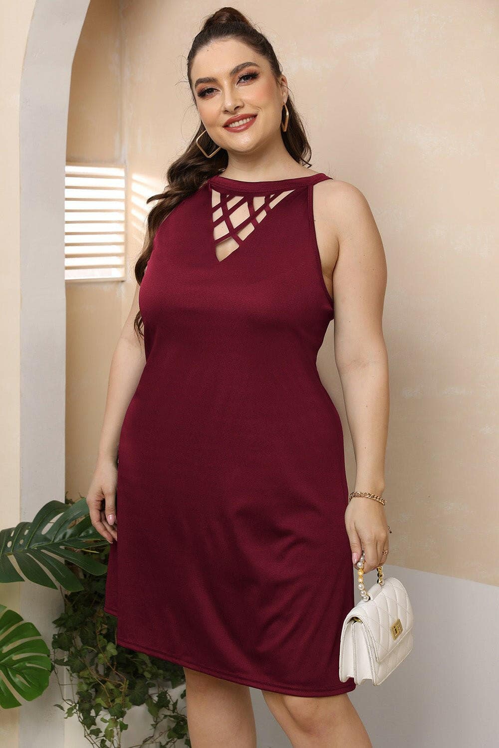 Elegant Plus Size Sleeveless Cutout DressExperience Elegance: Plus Size Sleeveless Cutout Dress
 
 
Stunning Design: Embrace sophistication with the stylish cutout detailing.
 
Sheer yet Modest: The dress sLove Salve Size Sleeveless Cutout Dressplus