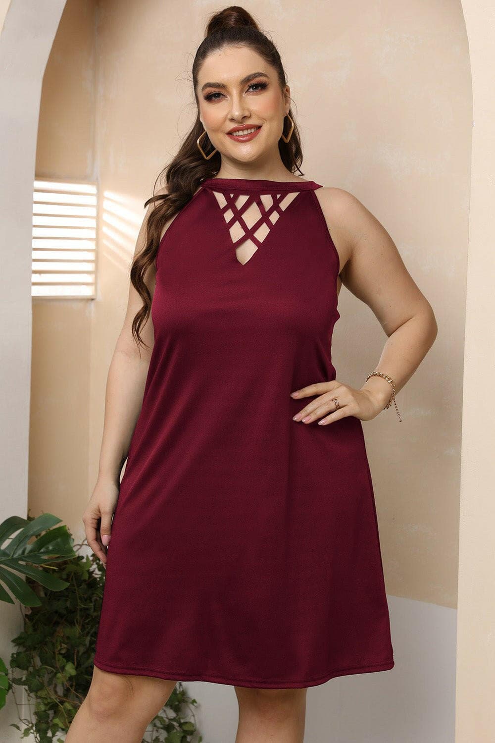 Elegant Plus Size Sleeveless Cutout DressExperience Elegance: Plus Size Sleeveless Cutout Dress
 
 
Stunning Design: Embrace sophistication with the stylish cutout detailing.
 
Sheer yet Modest: The dress sLove Salve Size Sleeveless Cutout Dressplus