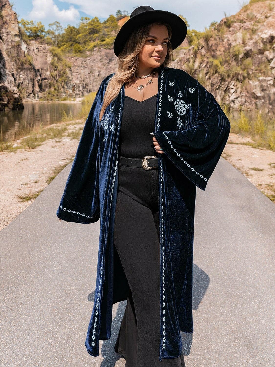 Embroidered Plus Size Knit Cardigan with Open FrontEmbroidered Plus Size Knit Cardigan with Open Front
 Wrap yourself in style and comfort with our Embroidered Plus Size Knit Cardigan. Elevate your look with this verLove Salve Size Knit Cardiganplus