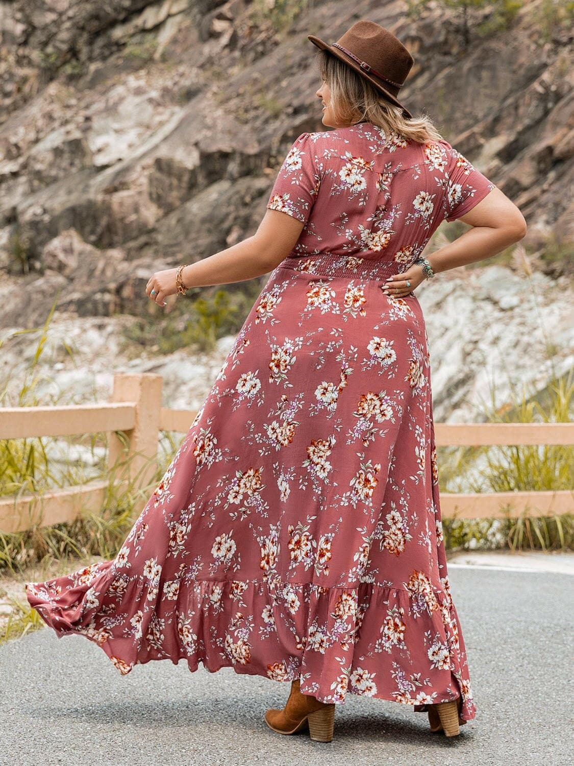 Floral Print Plus Size Maxi Dress with Ruffle HemUpgrade Your Wardrobe with Elegance: Floral Print Plus Size Maxi Dress
 
 
Floral Perfection: Embrace the beauty of floral prints in this stunning maxi dress, perfecLove Salve Size Maxi Dressplus