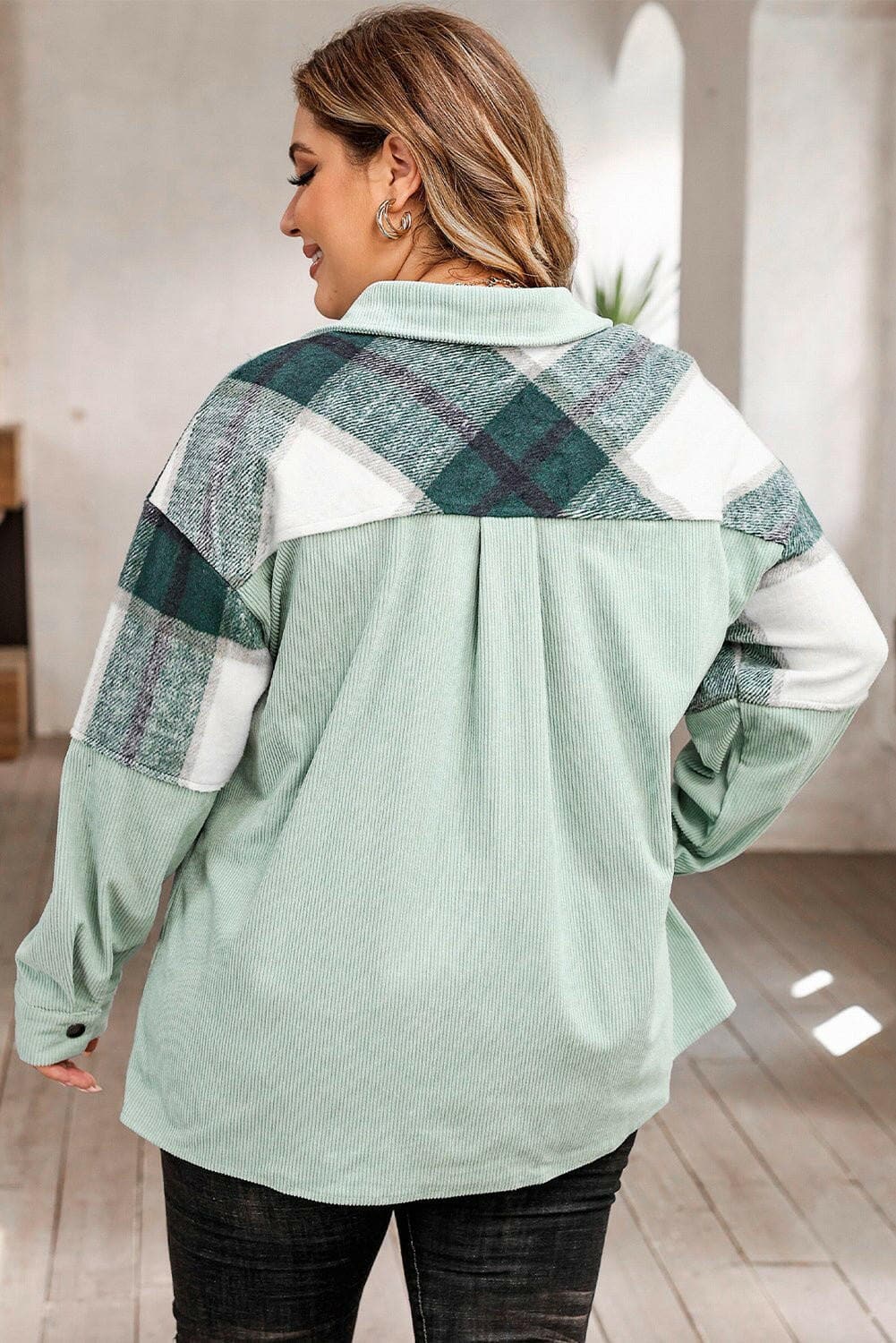 Plaid Plus Size Jacket with Snap Closure and PocketsUpgrade Your Style with our Plaid Plus Size Jacket
 
 Stay stylish and comfortable with our classic plaid jacket
 Features a convenient snap closure for easy wear
 MLove Salve Size Jacketplus