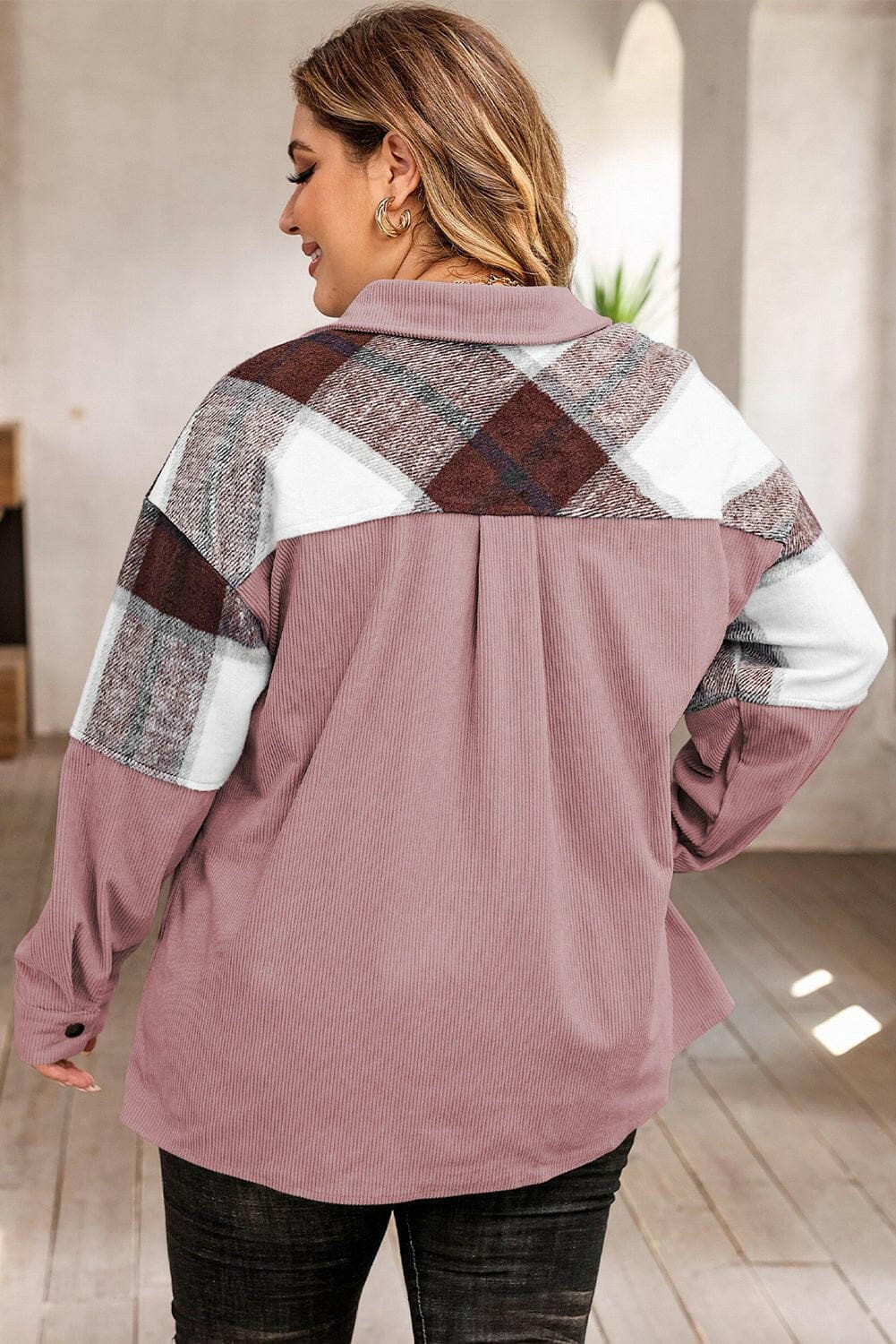 Plaid Plus Size Jacket with Snap Closure and PocketsUpgrade Your Style with our Plaid Plus Size Jacket
 
 Stay stylish and comfortable with our classic plaid jacket
 Features a convenient snap closure for easy wear
 MLove Salve Size Jacketplus