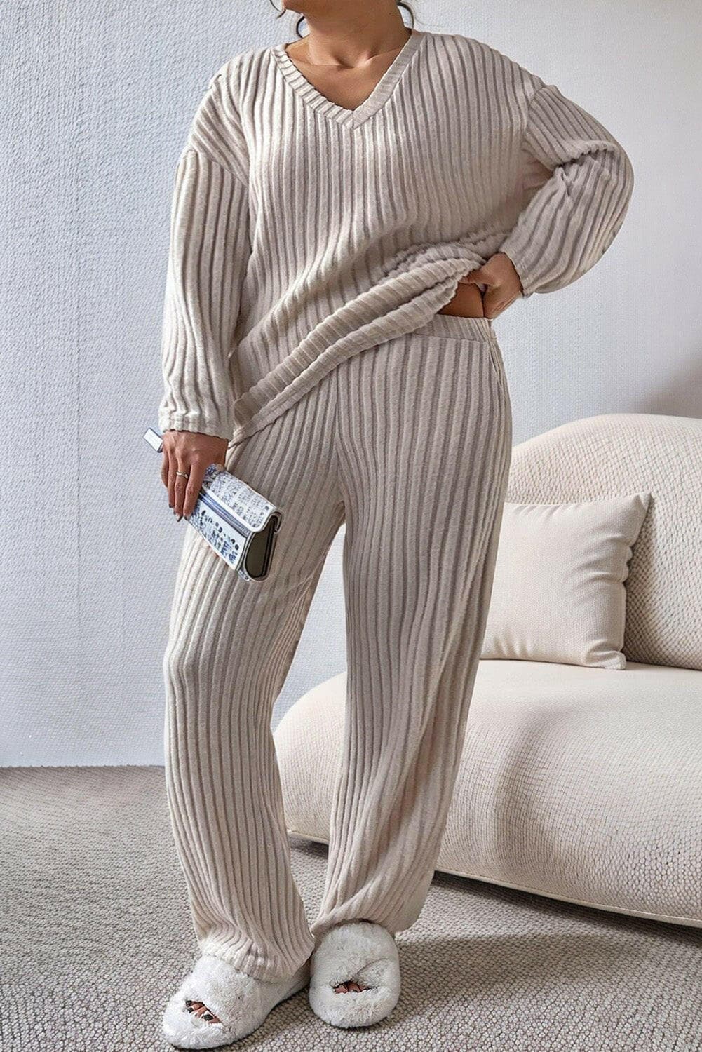 Ribbed V-Neck Plus Size Lounge Set with Drop Shoulder DetailUpgrade Your Lounge Game with Style and Comfort
 
 
Stay Cozy in Style: Elevate your loungewear collection with our Ribbed V-Neck Plus Size Lounge Set featuring chicLove Salve Size Lounge Setplus