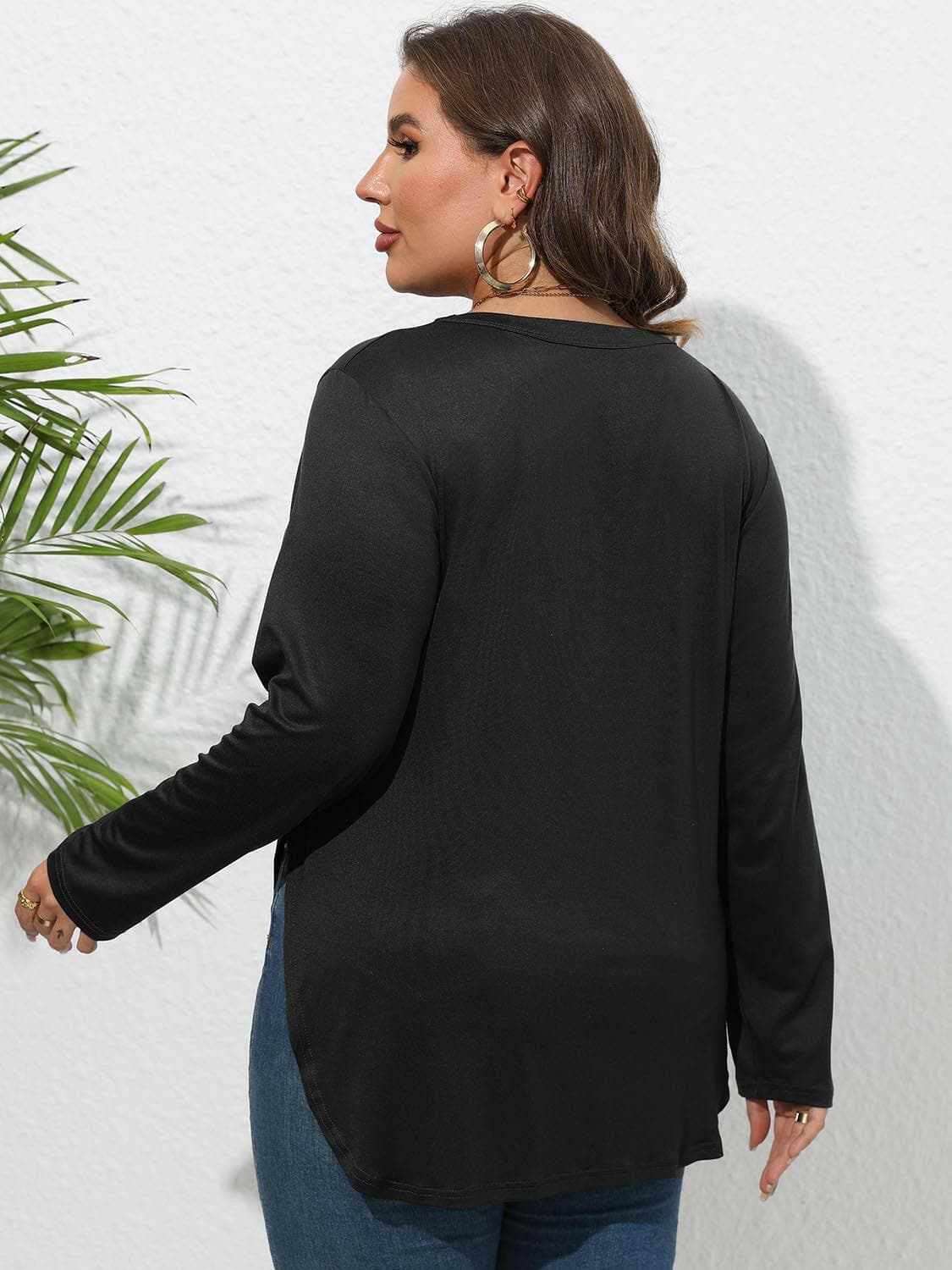 Round Neck Plus Size Slit T-Shirt with Long Sheer SleevesRound Neck Plus Size Slit T-Shirt with Long Sheer Sleeves
 
 Upgrade Your Wardrobe with Style and Comfort
 
 
 
Chic Design: Elevate your look with this trendy RoundLove Salve Long Sheer Sleevesplus