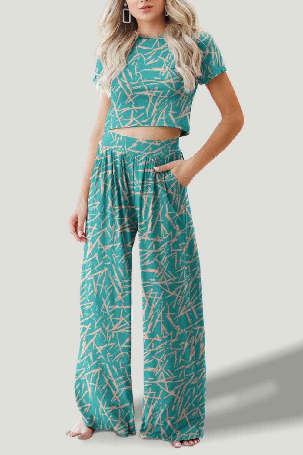 Chic Printed Matching Top and Bottom SetUpgrade Your Style with the Chic Printed Matching Set
 Revamp your wardrobe with this trendy two-piece matching set that exudes style and sophistication. Elevate youLove Salve Chic Printed Matching Topjust arrived