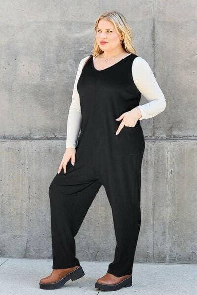 Chic and Functional Sleeveless Jumpsuit with PocketsChic and Functional Sleeveless Jumpsuit with Pockets
 Upgrade Your Style with our versatile sleeveless jumpsuit that seamlessly combines comfort and fashion. This muLove Salve Functional Sleeveless JumpsuitApparel